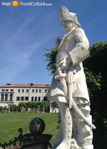 Friularo wine: Dominio di Bagnoli, statue 03.