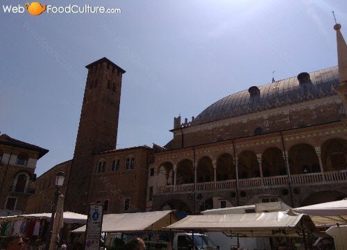 Specialità enogastronomiche del Veneto: Padova, Piazza delle Erbe.